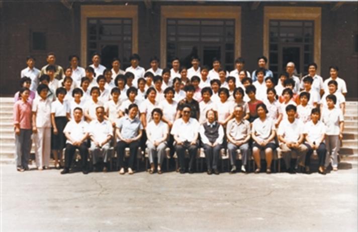 周总理病逝后，73名工人连夜缝制棉袄寄给邓妈妈，*颖超邓**寄去30元