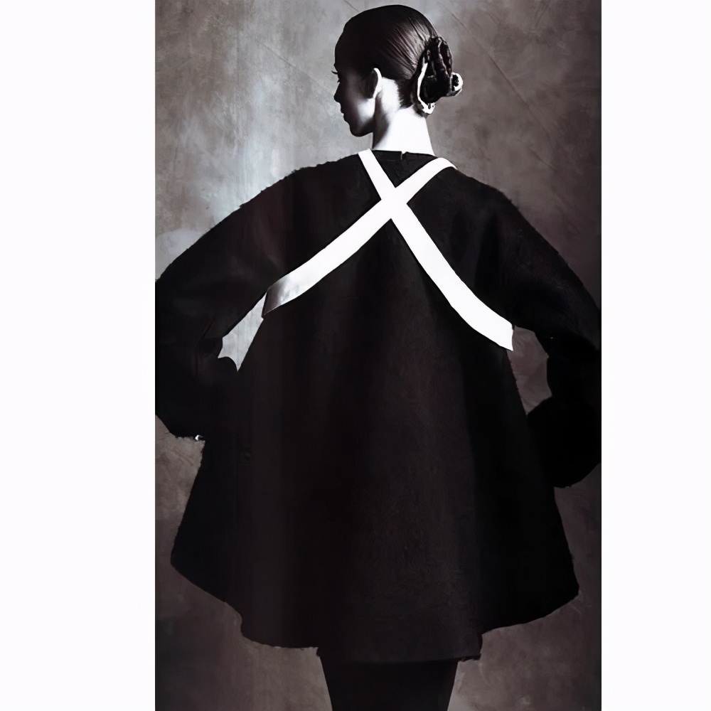 日本著名设计师三宅一生代表作,日本服装设计师三宅一生