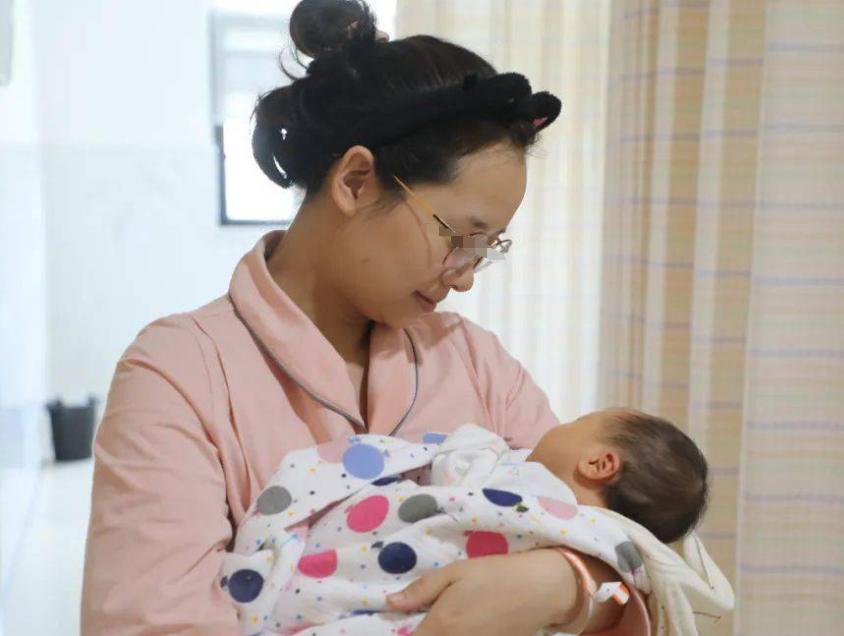 产妇可以自己抱婴儿出院吗,在医院生的孩子出院谁抱合适