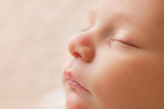 新生儿睡不踏实哼哼唧唧怎么回事,新生儿睡不踏实哼唧扭动怎么办