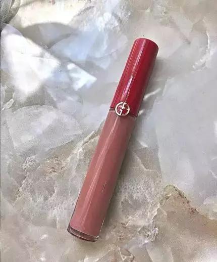 还在靠大红唇来提升气场？想做女王，裸色唇膏一样能做到