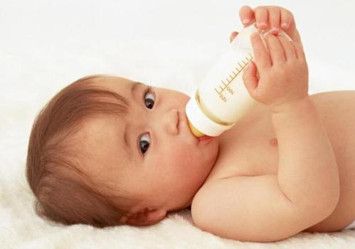 先放水后放奶粉量就变了,先放水再放奶粉水会上升