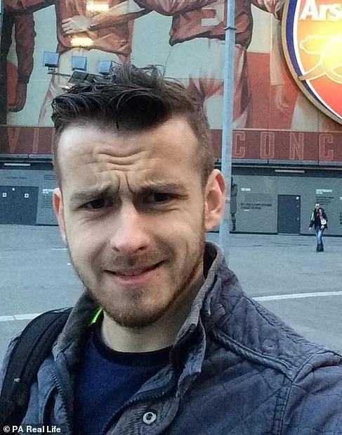 长期戴隐形眼镜眼睛里长满了溃疡,戴隐形眼镜长寄生虫前有哪些症状