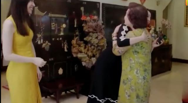 胡静出席活动搞怪,胡静红裙现身十分抢眼