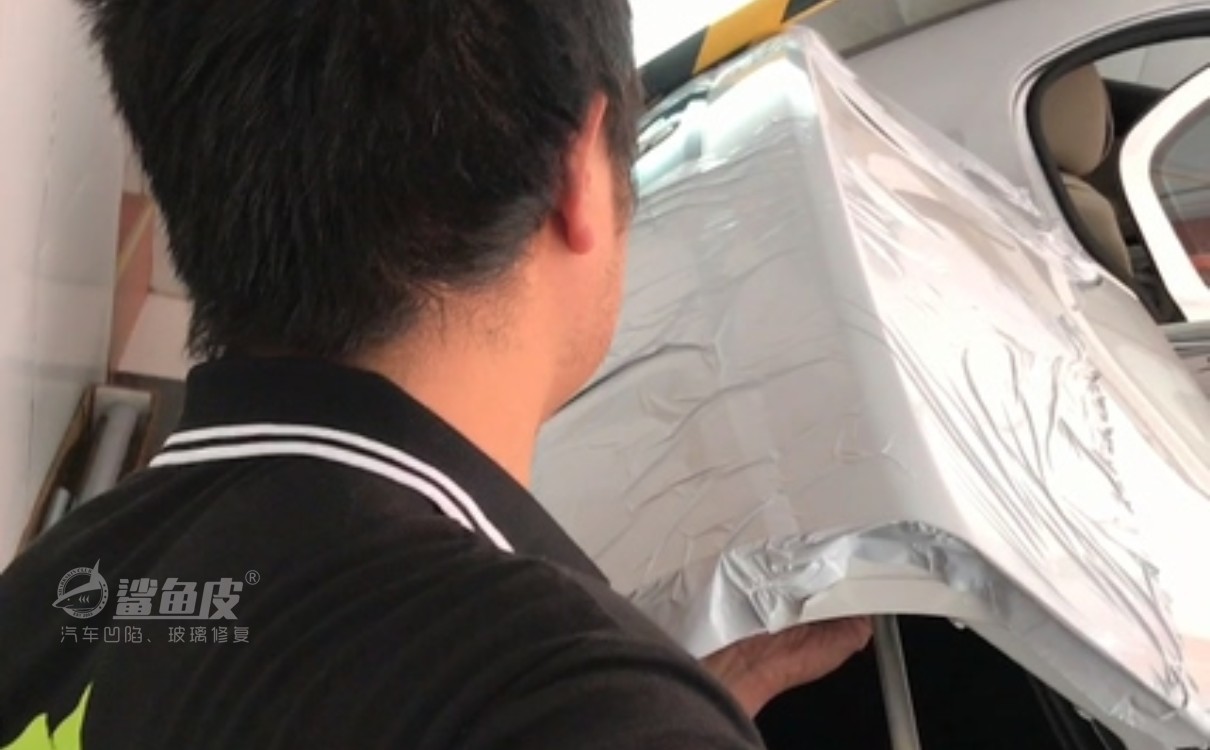 汽车后备箱凹陷免喷漆修复教程,汽车后备箱撞了个凹怎么修补