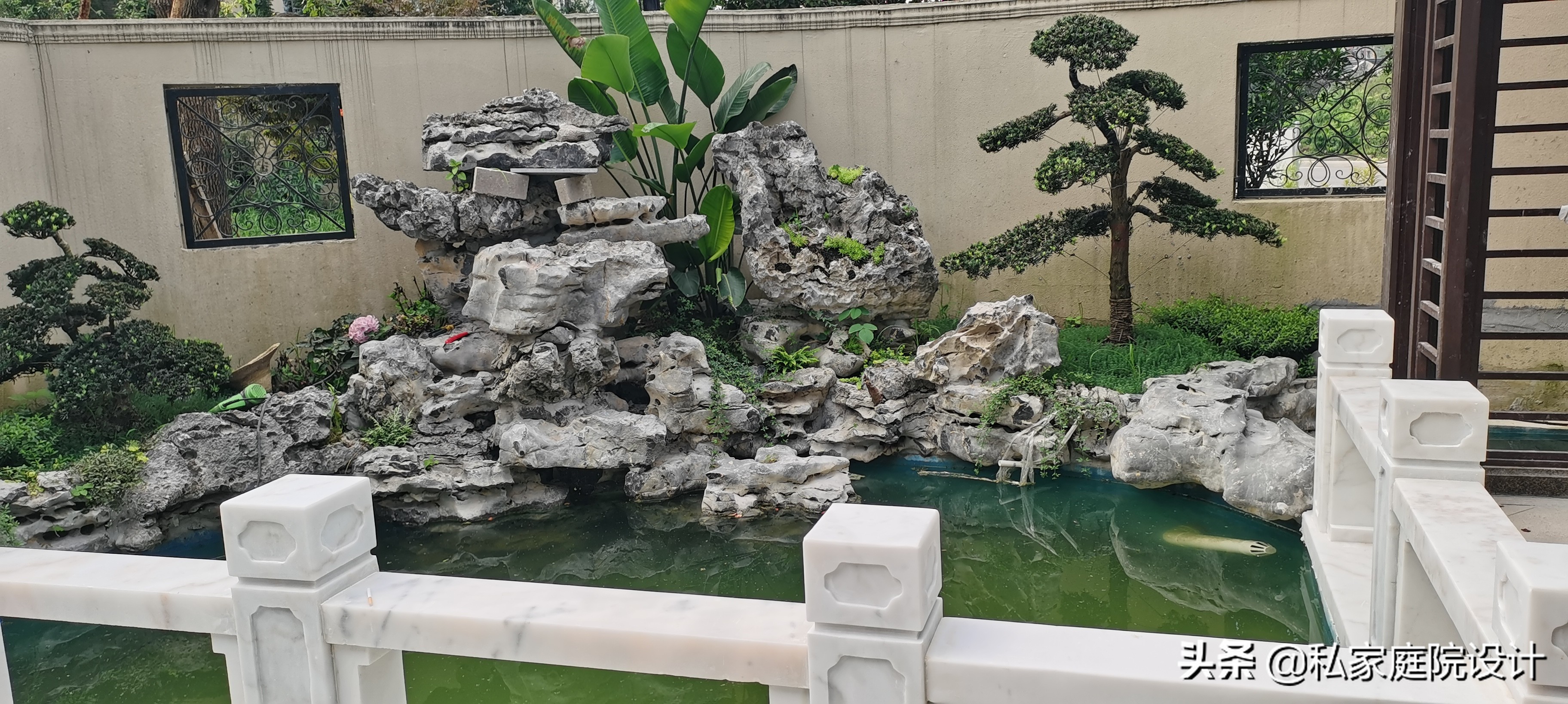 庭院锦鲤鱼池假山造景施工,大兴庭院锦鲤鱼池设计公司排名