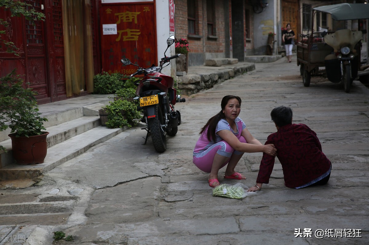 专挑中老年人下手，犯罪团伙*诱色**老人嫖娼，实施敲诈钱财