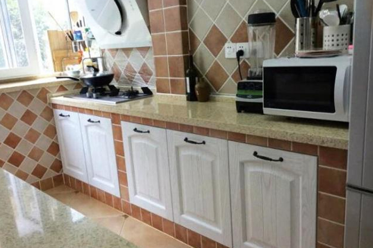 厨房地柜瓷砖好还是板材好,厨房做橱柜好吗