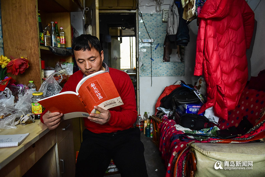 白天拌水泥，晚上写诗歌…青岛这位农民工在地下室写出几十万字小说