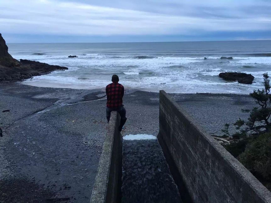 留学生美国做直播卖货，靠一部手机暴富后却休了学，美国人看不懂