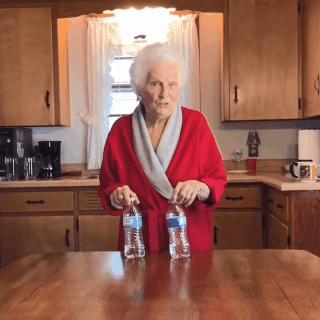 93岁奶奶恶搞27岁孙子一夜爆红！千万网友实力围观：奶奶太坑了！