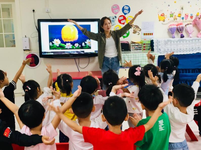 老师给幼儿写错名字正常吗,幼儿园老师连孩子的名字都能写错