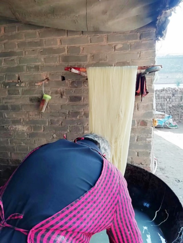 漏瓢式手工粉条视频,传统手艺制作粉条你见过吗