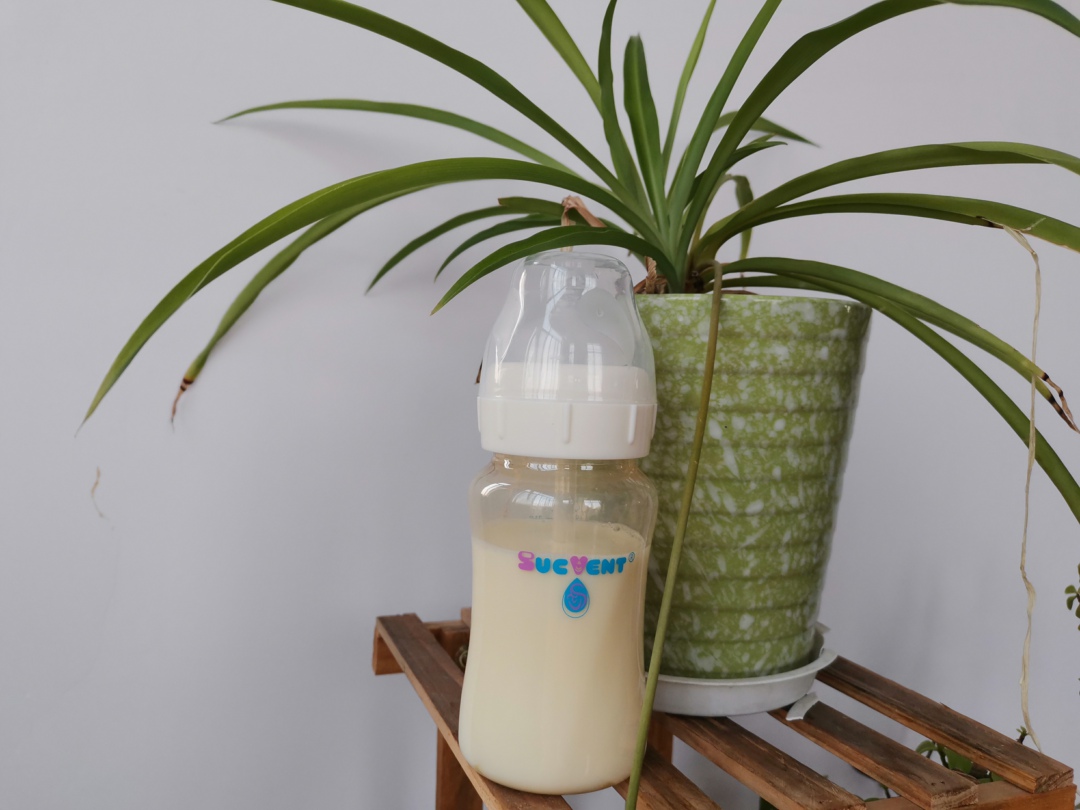 宝宝胀气与奶瓶有关系吗,奶瓶喂养姿势不对会引起肠胀气吗