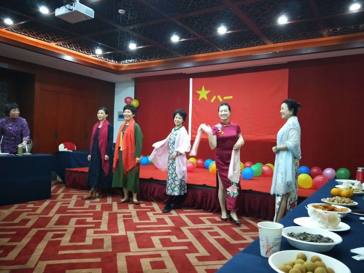 岁月不老我们不散全文,岁月不老我们不散什么意思