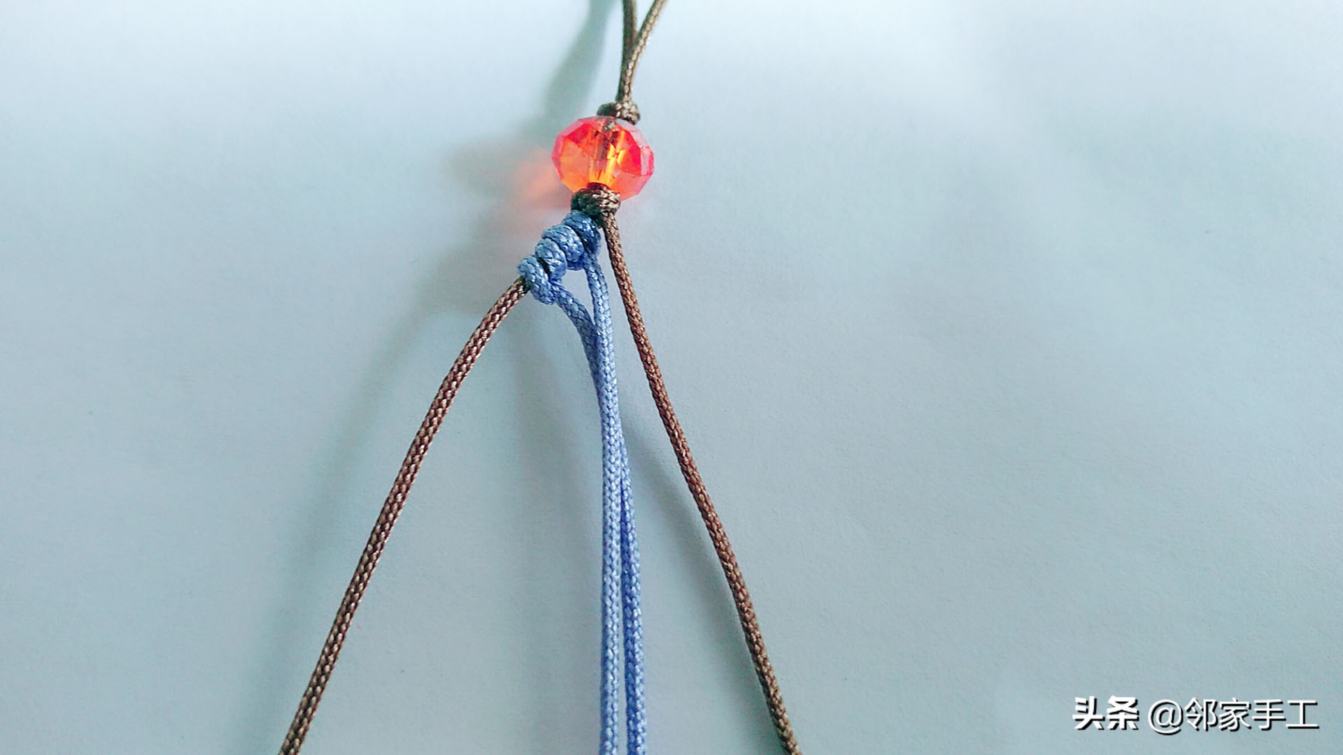 编蝴蝶手机挂件教程,带扣子的手机挂件编法