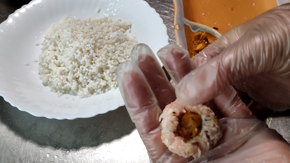 最好吃的珍珠肉丸,咸蛋黄流沙肉丸子