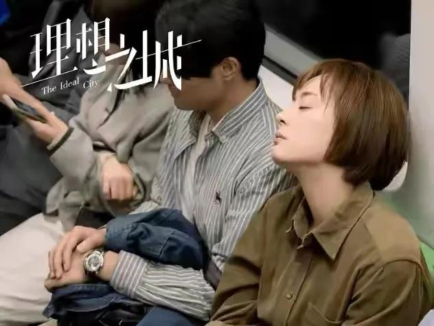 孙俪就是女版邓超，眼睛凸起，眼神凌厉，面相男相，气势凶狠强势