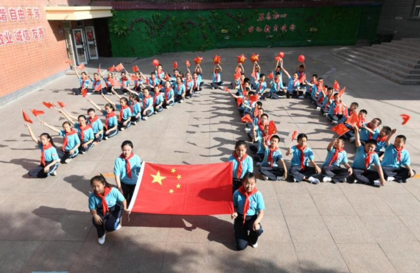 校长不让学生穿汉服进学校违法吗,校长不让学生穿耐克进学校