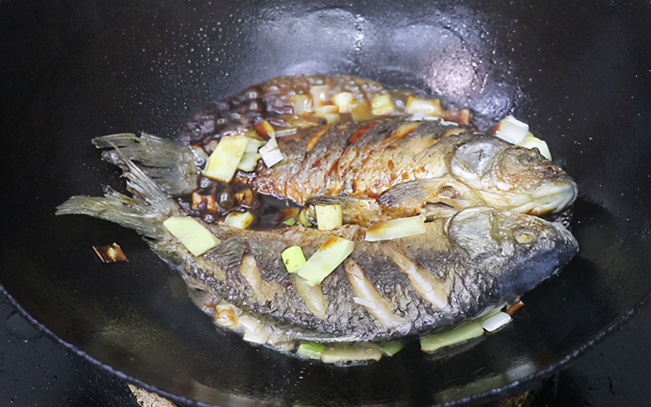 红烧鲫鱼塞肉煎鱼100%不破皮大法,红烧鲫鱼要不要先腌制再去煎鱼