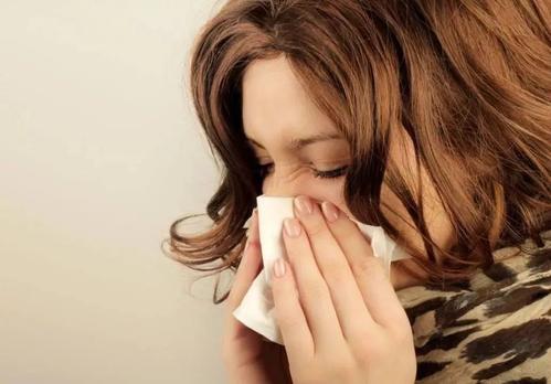 过敏性鼻炎引起咳嗽要注意什么,常年性过敏性鼻炎应该怎么来治疗