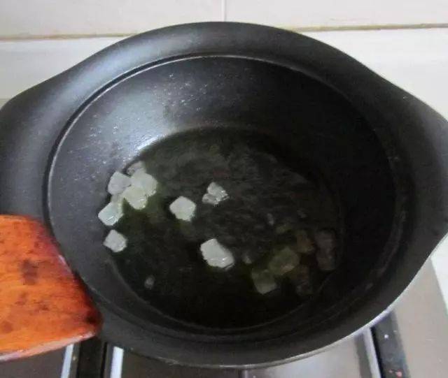 冰糖怎么炒不发黑,冰糖一炒就黑