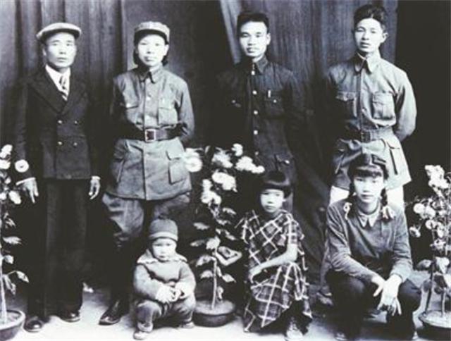 2018年，刘思齐儿子，女儿纪念主席诞辰125周年，表情严肃凝重