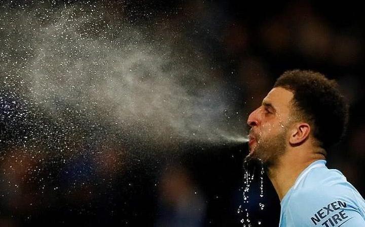 足球运动员训练的时候喝什么水,足球运动员体能为什么这么好