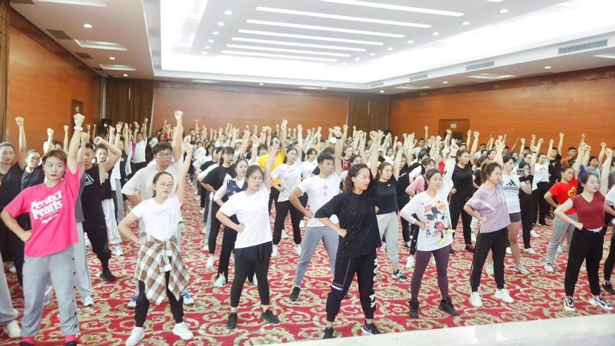 足球联赛啦啦操培训,校园啦啦操推广