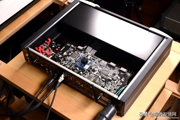 很强大!只要配上后级就OK:Moon390串流*放播**器/前级