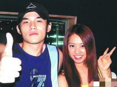 蔡依林穿白t搭短裙与粉丝合影,蔡依林未来感杂志大片