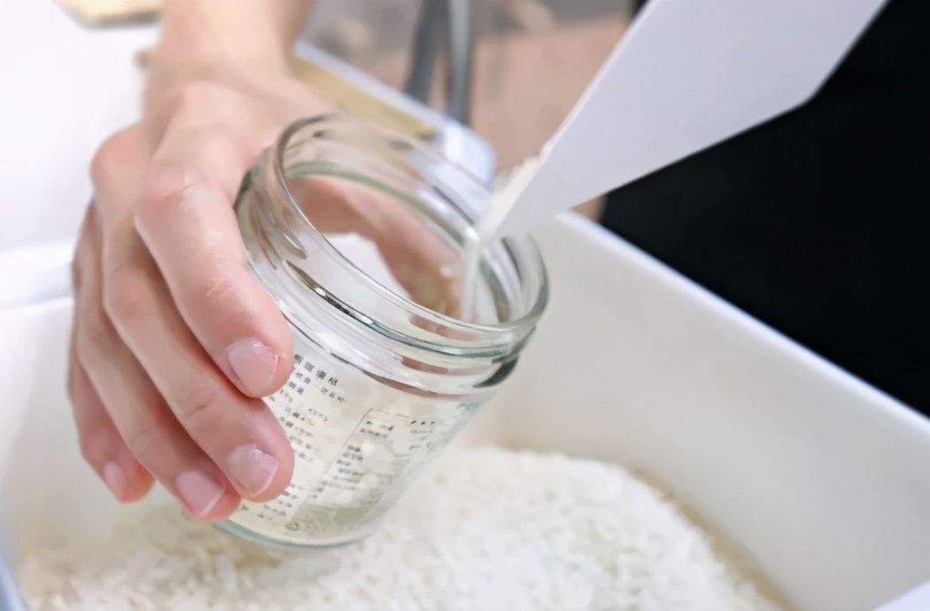 “裸卖”商店:食物都没有包装,想买东西要自己带上容器