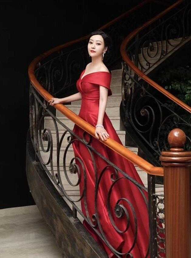 郝蕾身材真有料，穿黑色蕾丝上衣搭配白色半身裙，身材凹凸有致