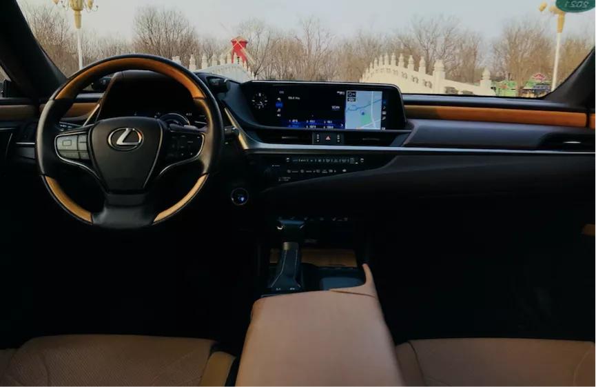 雷克萨斯es300h对比奔驰e,雷克萨斯es300h和奔驰e级