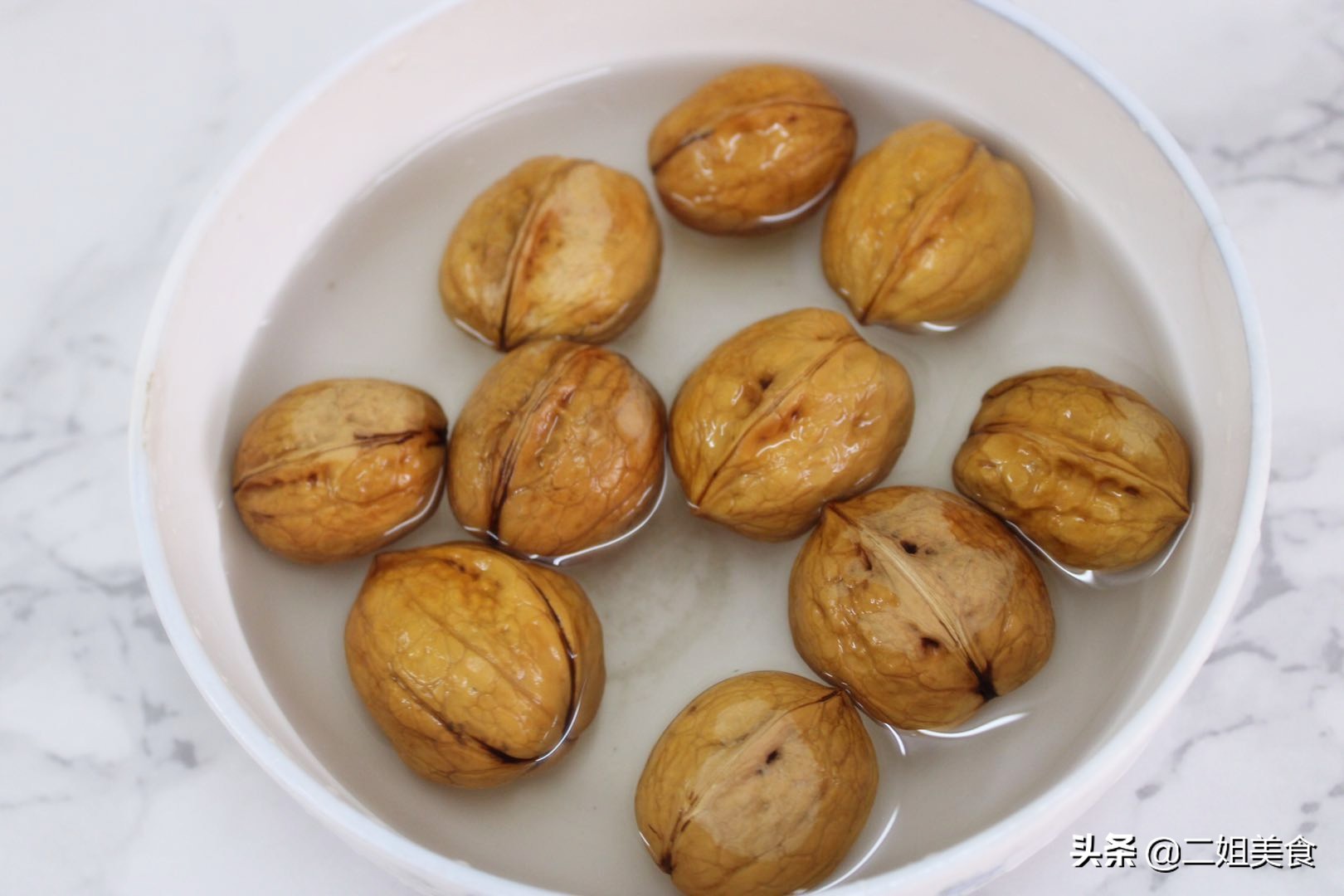 如何快速剥核桃仁上的薄皮,剥核桃窍门