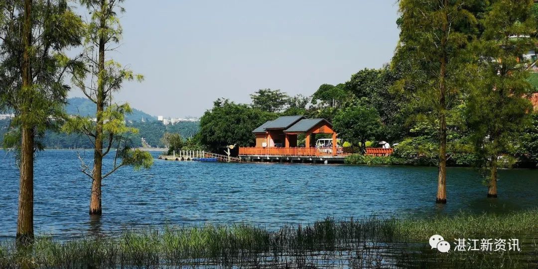 蓝天白云湖面碧波荡漾天然氧吧,湖光岩大自然天然氧吧