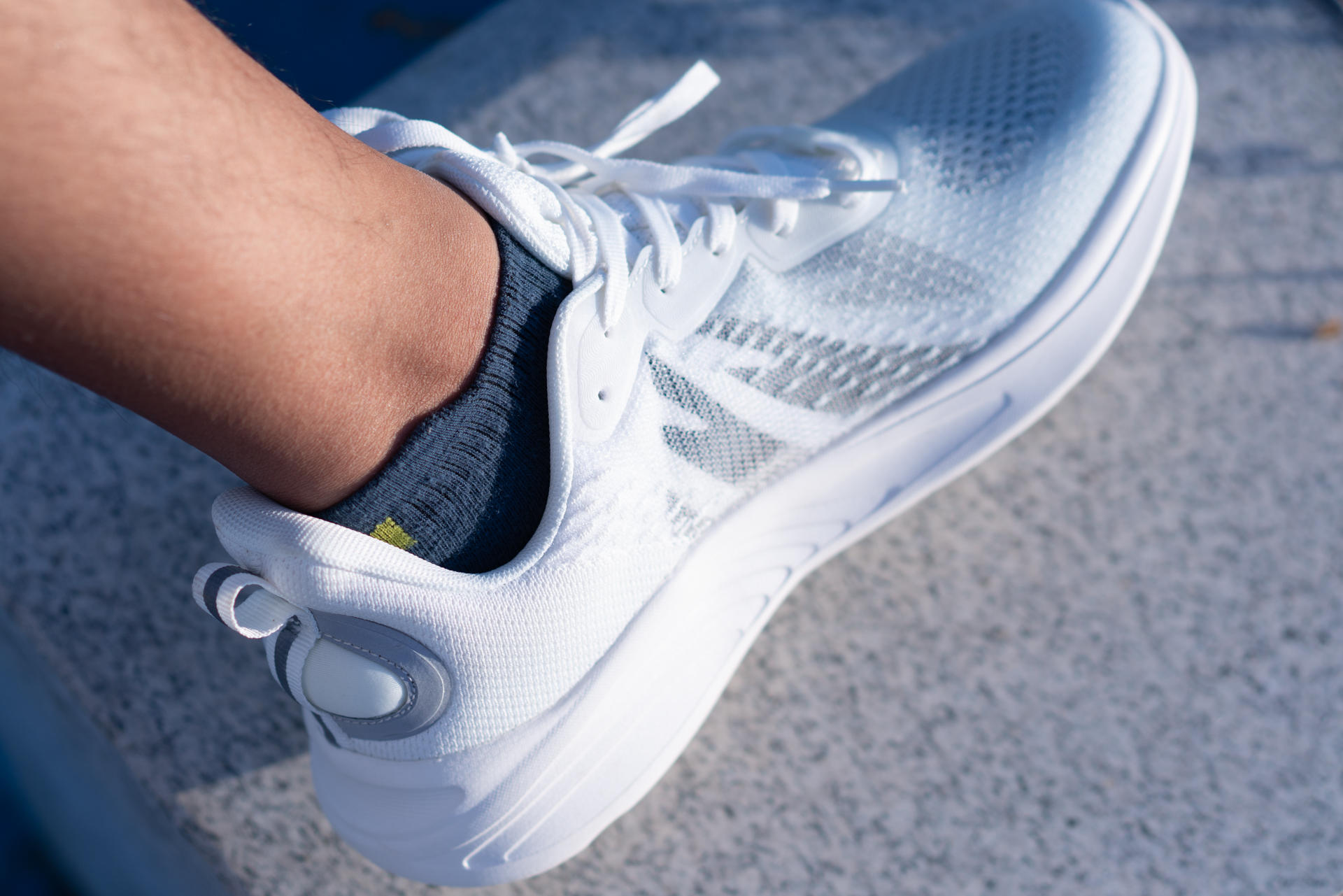 穿着变色鞋子是什么体验?——良计光变色鞋开箱