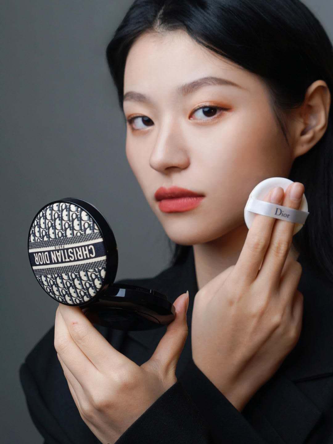 油皮夏天用气垫还是用粉底,油皮女生买什么护肤品最好