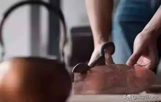 越王古法黄金和老铺黄金哪个好,古法黄金999和古法黄金9999的区别