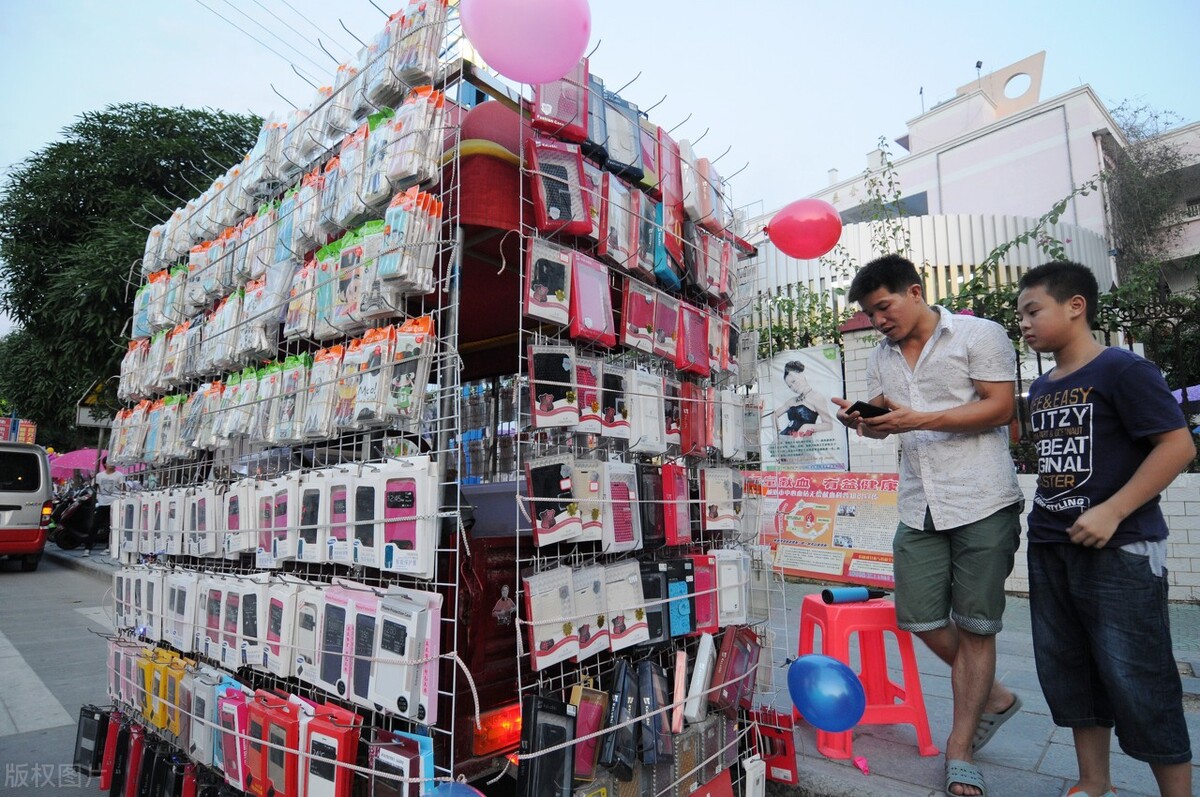 小伙摆地摊一晚赚1000,小伙摆地摊卖水果一个月赚8万