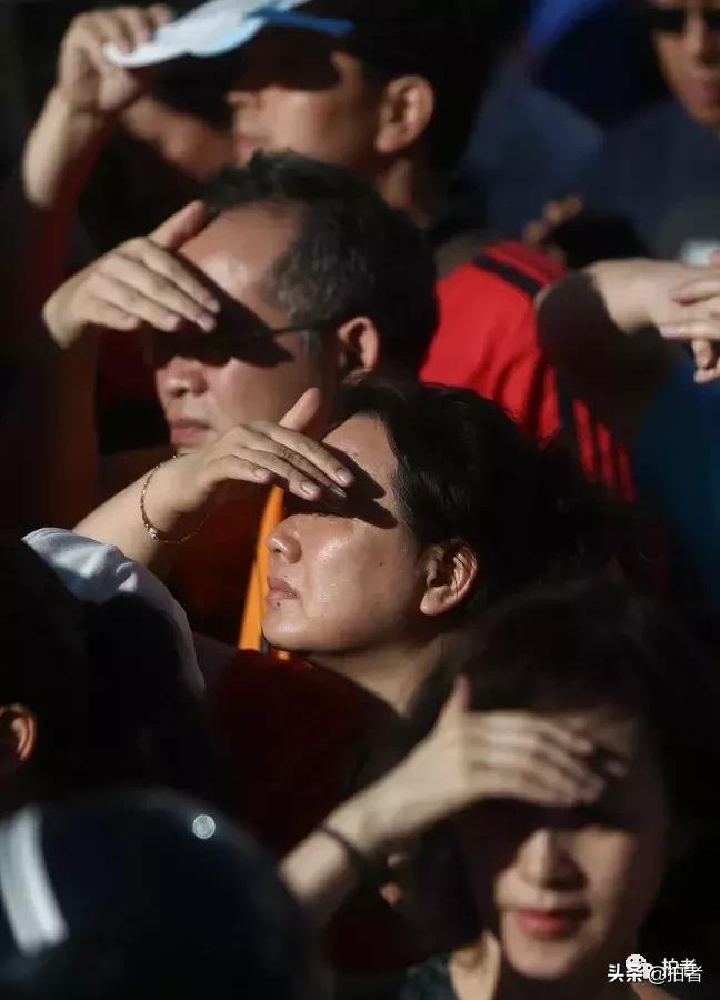 令人泪目的99张照片高考,高考家长等待图片