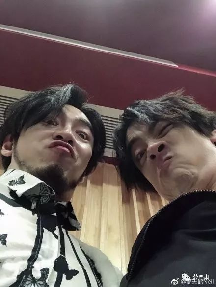 一开始我以为爱上了实力派,没想到他们还全是梗王