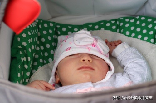 新生儿湿疹吐奶便秘,黄疸吐奶怎么办