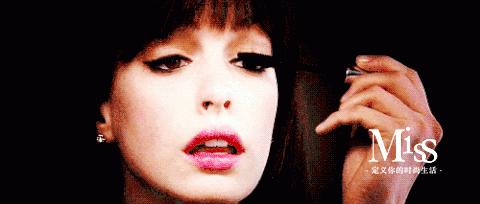 很多品牌推出各种颜色的睫毛膏,却孤零零地躺在专柜里无人问津