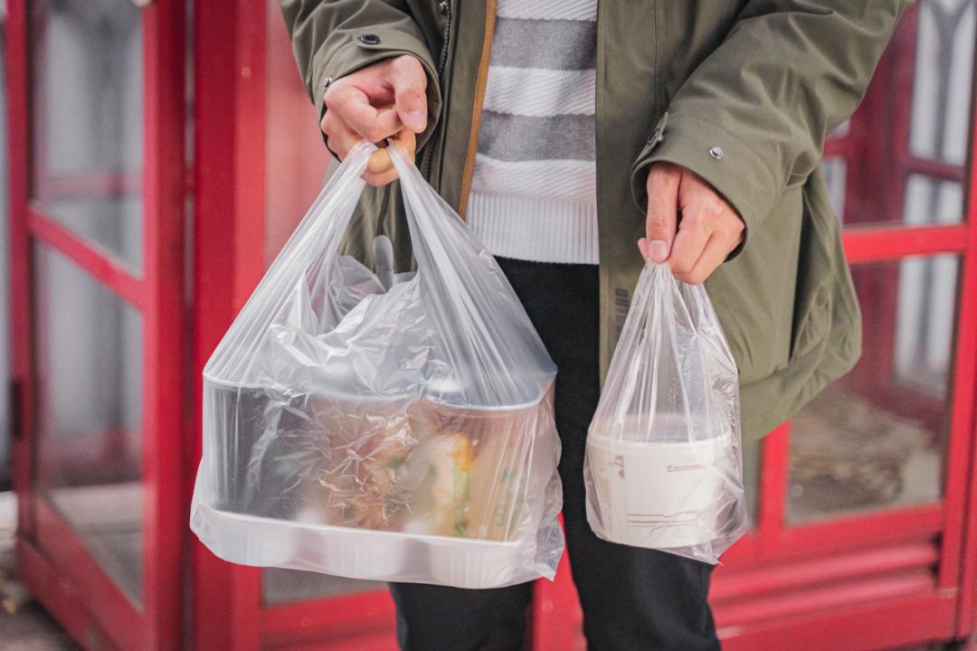 就这家连门都没有的2㎡小店,居然能在上海红17年?