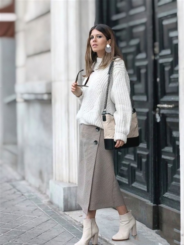 40岁女人穿毛衣搭配什么裤子,50岁女人毛衣配裙子的经典搭配