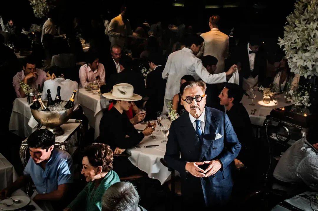 这个华人在美国被称作华人食神,80岁喜得子,老婆是美女还是硕士