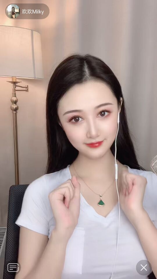 嵌上金饰、金丝的玻璃,让屋内充满金色阳光