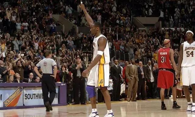 科比45分压哨绝杀vs哈登44分,科比单节20分打爆哈登