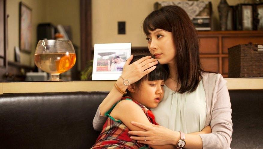 “妈妈，同桌总摸我”，妈妈的机智做法，挽救了女儿的后半生